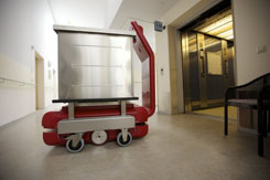 Einsatzszenario für Serviceroboter in stationären Pflegeeinrichtungen: CASERO® fährt zur Abgabe des Wäschebehälters mit dem Fahrstuhl in den Keller