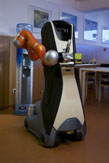 Einsatzszenario für Serviceroboter in stationären Pflegeeinrichtungen: Care-O-bot® holt ein Getränk vom Wasserspender